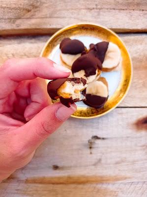 Snack saludable de plátano, crema de cacahuete y chocolate - Vegano & Sin Gluten