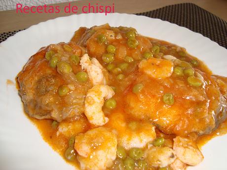 MERLUZA CON GUISANTES Y GAMBAS