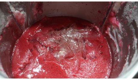 Echamos la gelatina y mezclamos con los frutos rojos y las fresas