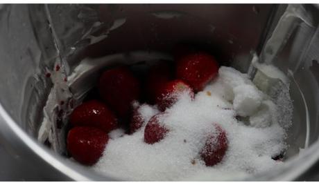Ponemos los frutos rojos y el azúcar para mezclar