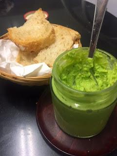 TAPA DE HUMMUS DE HABAS TIERNAS Y JAMON IBERICO