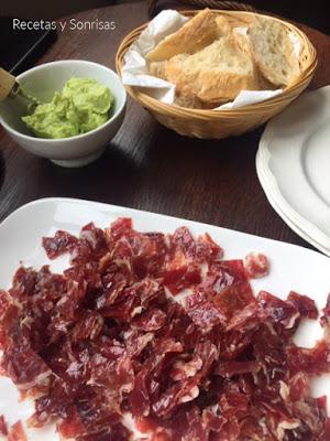 TAPA DE HUMMUS DE HABAS TIERNAS Y JAMON IBERICO