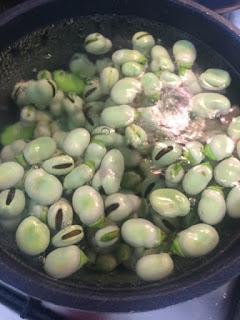 TAPA DE HUMMUS DE HABAS TIERNAS Y JAMON IBERICO