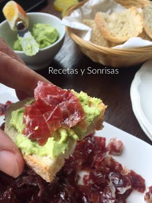 TAPA DE HUMMUS DE HABAS TIERNAS Y JAMON IBERICO