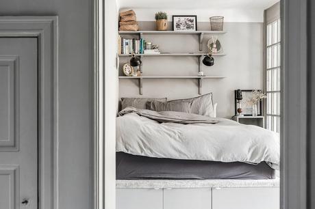 delikatissen tiny apartments decor scandinavian tiny apartment decor scandinavian style pisos pequeños estilismo pisos pequeños decoración interiores mini piso decoración little apartment distribución de minipiso diseño estudio cama en alto cama de obra cajones bajo la caja almacenaje bajo la cama  