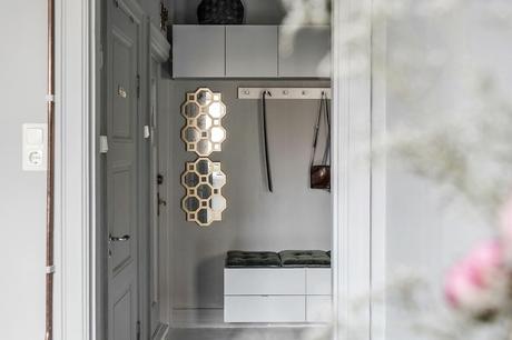 delikatissen tiny apartments decor scandinavian tiny apartment decor scandinavian style pisos pequeños estilismo pisos pequeños decoración interiores mini piso decoración little apartment distribución de minipiso diseño estudio cama en alto cama de obra cajones bajo la caja almacenaje bajo la cama  