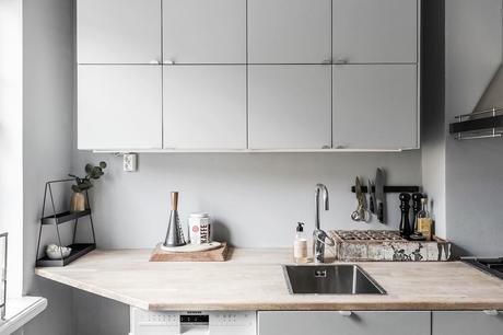 delikatissen tiny apartments decor scandinavian tiny apartment decor scandinavian style pisos pequeños estilismo pisos pequeños decoración interiores mini piso decoración little apartment distribución de minipiso diseño estudio cama en alto cama de obra cajones bajo la caja almacenaje bajo la cama  