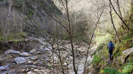 Sendero junto al Rio Semeldón