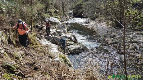 Sendero pegado al río Semeldón