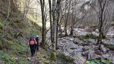 RUTA al PICO CUNIO desde AMBINGUE, Ponga Sendero a Semeldón junto al río