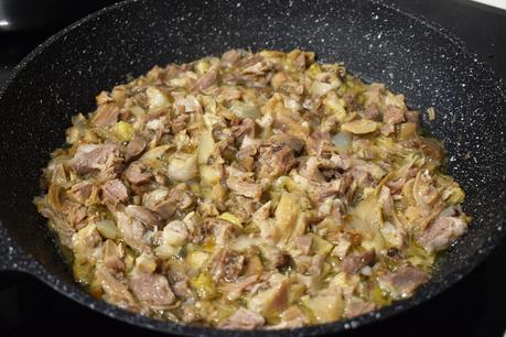 Canelones de carne con trompetas de la muerte y mousse de pato
