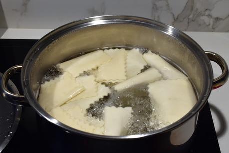 Canelones de carne con trompetas de la muerte y mousse de pato