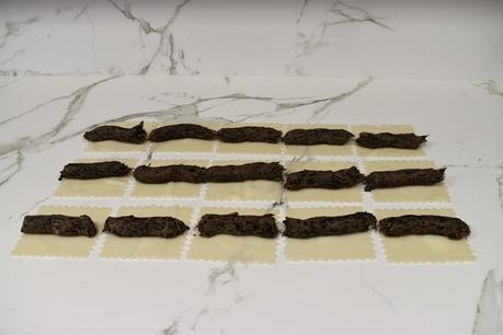 Canelones de carne con trompetas de la muerte y mousse de pato