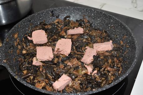 Canelones de carne con trompetas de la muerte y mousse de pato