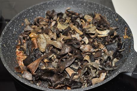 Canelones de carne con trompetas de la muerte y mousse de pato