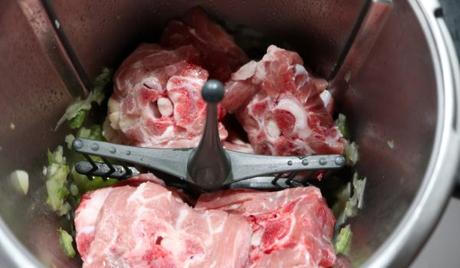 Patatas Guisadas con Cordero y Alcachofas en Thermomix ® Poner el cordero en el vaso y la mariposa para cocer