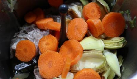 Patatas Guisadas con Cordero y Alcachofas en Thermomix ® Ponemos las verduras y la rehogamos todas en la jarra