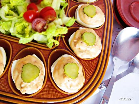 Huevos rellenos de tomates secos y anchoas