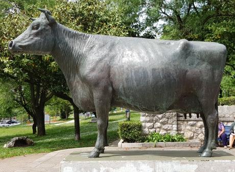 El monumento a la vaca, de Manuel Cacicedo