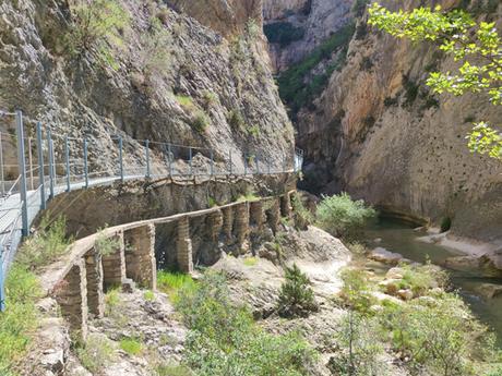 Excursión por las pasarelas de Alquézar: pasarelas sobre el Río Vero. Huesca.