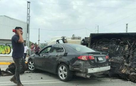Camión con chatarra vuelca en la Carretera 57 Camión con chatarra vuelca en la Carretera 57
