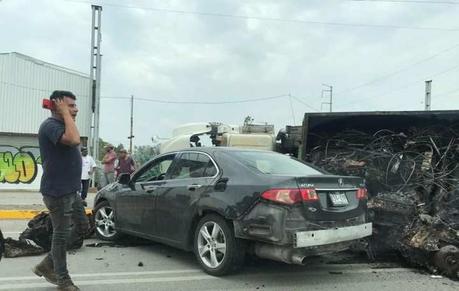 Camión con chatarra vuelca en la Carretera 57