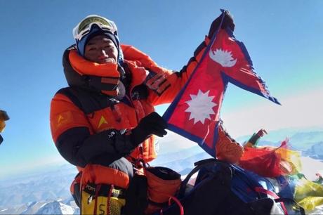 Un guía Sherpa rompe su propio récord y escala el monte Everest por 25° vez