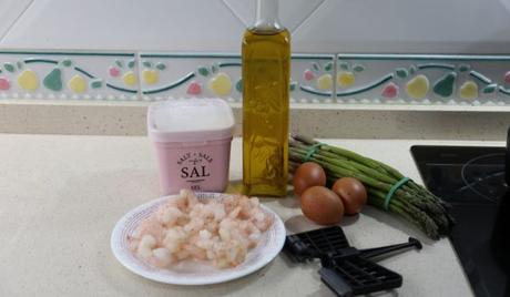 Los ingredientes necesarios para hacer revuelto de espárragos trigueros