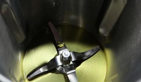 Huevos Revueltos con Espárragos y Gambas en Mambo Echamos el aceite y ponemos a calentar