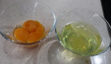 Huevos Revueltos con Espárragos y Gambas en Mambo Vaso con yemas y otro con yemas