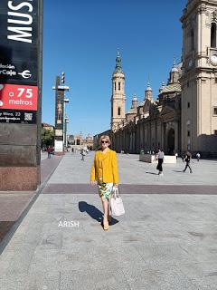 CHAQUETA BLAZER + TOP EN AMARILLO + FALDA FLOREADA