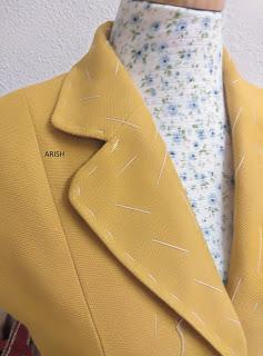 CHAQUETA BLAZER + TOP EN AMARILLO + FALDA FLOREADA