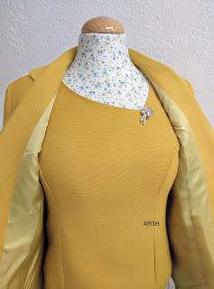 CHAQUETA BLAZER + TOP EN AMARILLO + FALDA FLOREADA