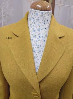 CHAQUETA BLAZER + TOP EN AMARILLO + FALDA FLOREADA