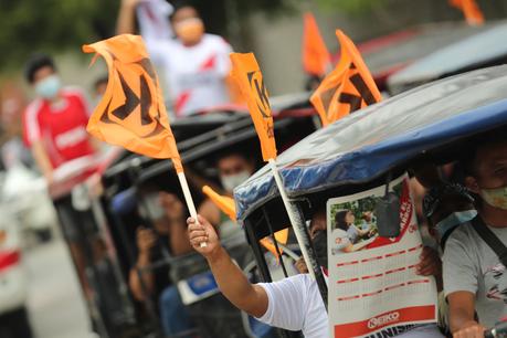 Keiko Fujimori se reúne con mototaxistas en Lima