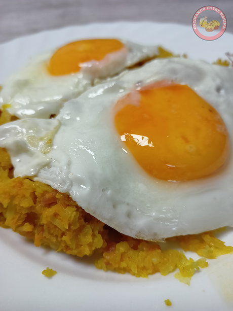 FALSO ARROZ CON HUEVOS A LA PLANCHA