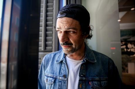 L.A.: “Estuve a punto de firmar un contrato para repartir pan, pero aquí estoy con un nuevo disco” L.A.: “Estuve a punto de firmar un contrato para repartir pan, pero aquí estoy con un nuevo disco”