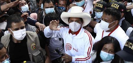 Pedro Castillo ofrece a científicos destinar 2% del PBI a la investigación