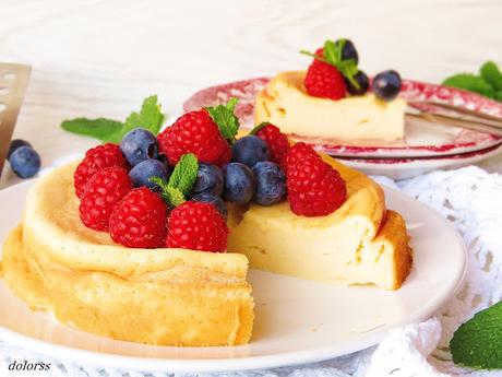 Pastel de queso con frambuesas y arándanos