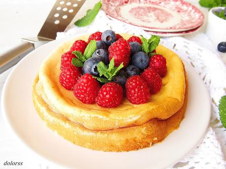 Pastel de queso con frambuesas y arándanos