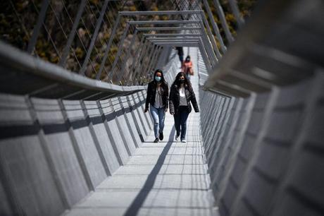 Conoce el puente peatonal suspendido más largo del mundo
