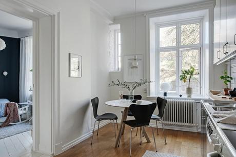 delikatissen wallpaper flowers swedish decor scandinavian style scandinavian decor scandinavian bedroom scandi style scandi hygge scandi bedroom scandi apartment papel de pared floral nordic style estilo nórdico cozy estilo nórdico acogedor estilo escandinavo decoración escandinavo cálido escandinavo acogedor dormitorio nórdico cozy house cozy home cozy apartment blue and white bedroom scandi  