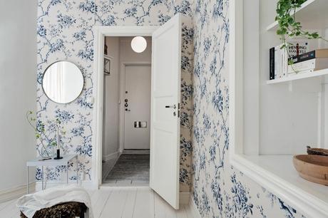 delikatissen wallpaper flowers swedish decor scandinavian style scandinavian decor scandinavian bedroom scandi style scandi hygge scandi bedroom scandi apartment papel de pared floral nordic style estilo nórdico cozy estilo nórdico acogedor estilo escandinavo decoración escandinavo cálido escandinavo acogedor dormitorio nórdico cozy house cozy home cozy apartment blue and white bedroom scandi  