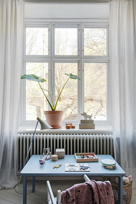 delikatissen wallpaper flowers swedish decor scandinavian style scandinavian decor scandinavian bedroom scandi style scandi hygge scandi bedroom scandi apartment papel de pared floral nordic style estilo nórdico cozy estilo nórdico acogedor estilo escandinavo decoración escandinavo cálido escandinavo acogedor dormitorio nórdico cozy house cozy home cozy apartment blue and white bedroom scandi  