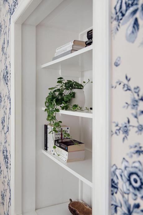 delikatissen wallpaper flowers swedish decor scandinavian style scandinavian decor scandinavian bedroom scandi style scandi hygge scandi bedroom scandi apartment papel de pared floral nordic style estilo nórdico cozy estilo nórdico acogedor estilo escandinavo decoración escandinavo cálido escandinavo acogedor dormitorio nórdico cozy house cozy home cozy apartment blue and white bedroom scandi  