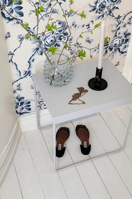 delikatissen wallpaper flowers swedish decor scandinavian style scandinavian decor scandinavian bedroom scandi style scandi hygge scandi bedroom scandi apartment papel de pared floral nordic style estilo nórdico cozy estilo nórdico acogedor estilo escandinavo decoración escandinavo cálido escandinavo acogedor dormitorio nórdico cozy house cozy home cozy apartment blue and white bedroom scandi  