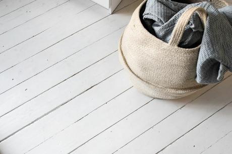 delikatissen wallpaper flowers swedish decor scandinavian style scandinavian decor scandinavian bedroom scandi style scandi hygge scandi bedroom scandi apartment papel de pared floral nordic style estilo nórdico cozy estilo nórdico acogedor estilo escandinavo decoración escandinavo cálido escandinavo acogedor dormitorio nórdico cozy house cozy home cozy apartment blue and white bedroom scandi  