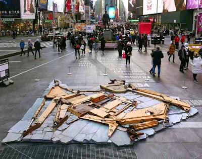 Un agónico dinosaurio mecánico en Times Square