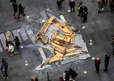 Un agónico dinosaurio mecánico en Times Square