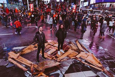 Un agónico dinosaurio mecánico en Times Square